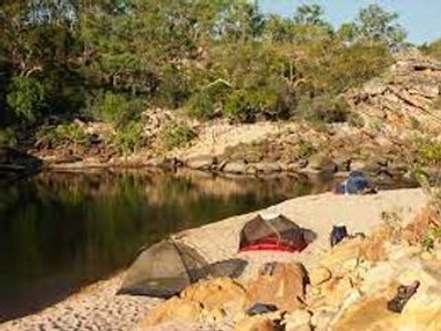 Uning qoli oyoqlarim orasidagi fotosurat